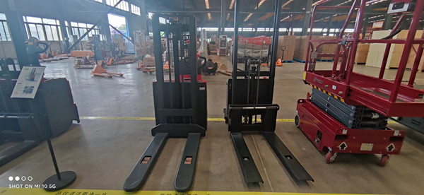 手動液壓堆高車為什么有防護(hù)網(wǎng)